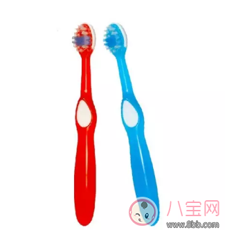 寶寶牙刷使用有講究 學(xué)《爸爸去哪兒》Kimi刷牙告別牙齦問題 寶寶牙刷使用有講究 學(xué)《爸爸去哪兒》Kimi刷牙告別牙齦問題