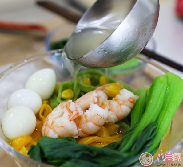 食欲大開的彩色面條：五彩時(shí)蔬鮮蝦面