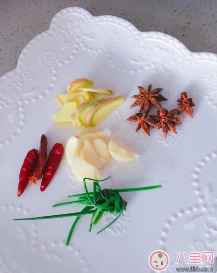 夏日沒(méi)胃口 來(lái)份椒鹽豬蹄下飯香