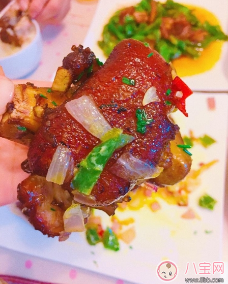 夏日沒(méi)胃口 來(lái)份椒鹽豬蹄下飯香