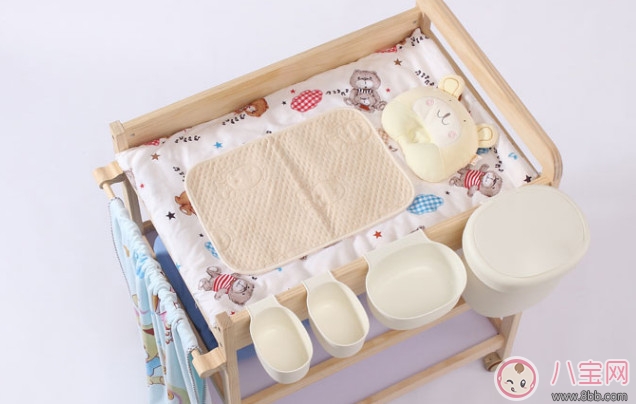 尿布臺(tái)可以用多久 寶寶尿布臺(tái)可以用到幾個(gè)月(至少3個(gè)月)