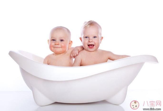 給寶寶洗澡媽媽要注意什么 給孩子洗澡的注意事項有哪些