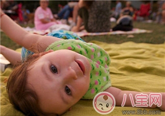 寶寶翻身有什么前兆 如何引導(dǎo)寶寶翻身 寶寶翻身有什么前兆 如何引導(dǎo)寶寶翻身