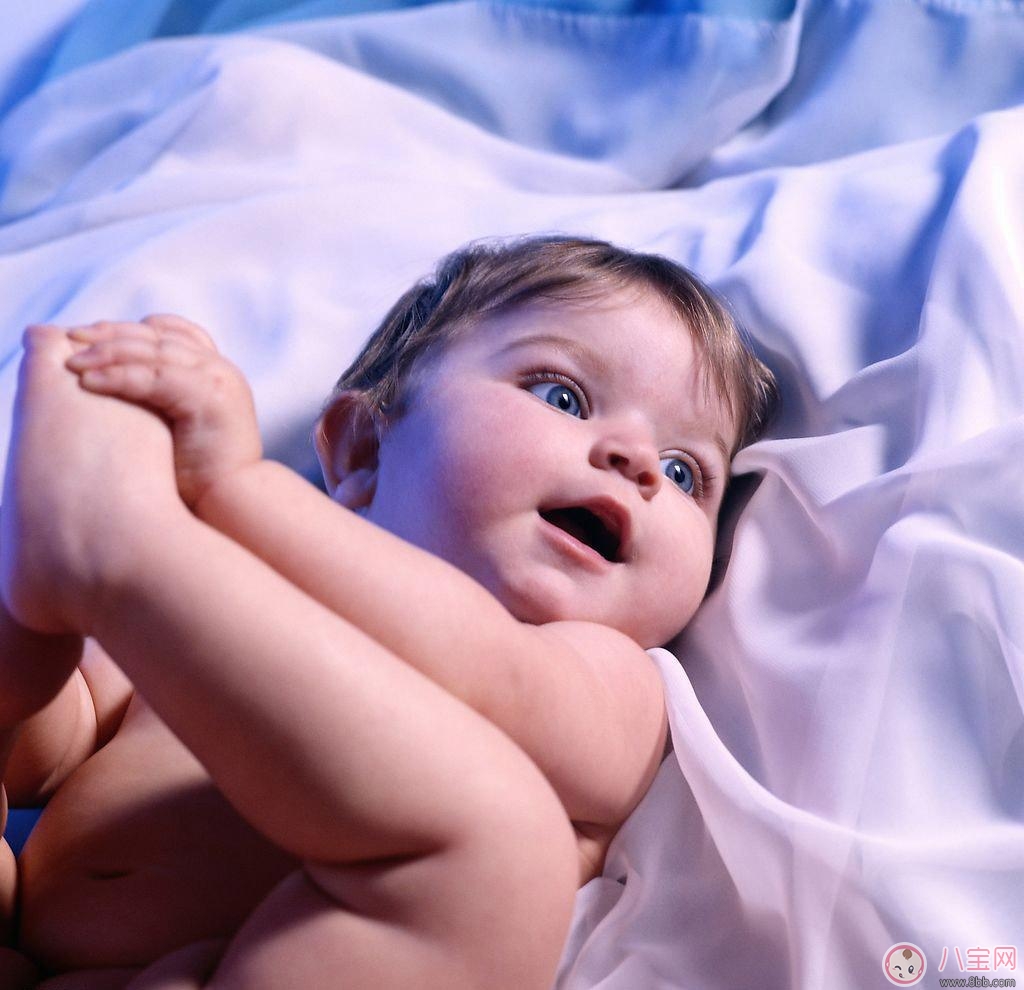 寶寶翻身有什么前兆 如何引導(dǎo)寶寶翻身 寶寶翻身有什么前兆 如何引導(dǎo)寶寶翻身