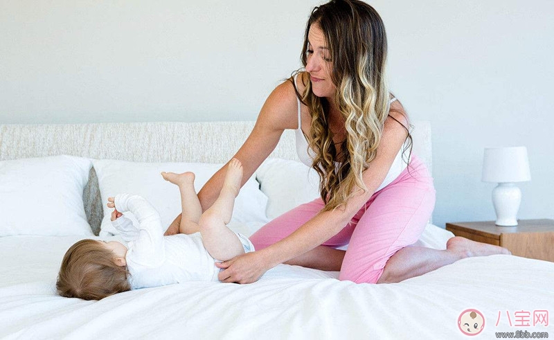 寶寶翻身有什么前兆 如何引導(dǎo)寶寶翻身 寶寶翻身有什么前兆 如何引導(dǎo)寶寶翻身