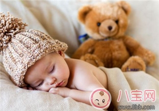 新生兒晚上到底可不可以開燈睡覺？如何引導(dǎo)寶寶關(guān)燈睡覺