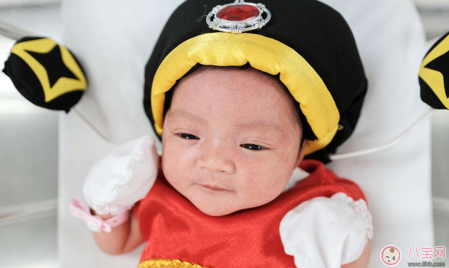 寶寶剛出生時其實(shí)是近視 如何在后期培養(yǎng)孩子視力