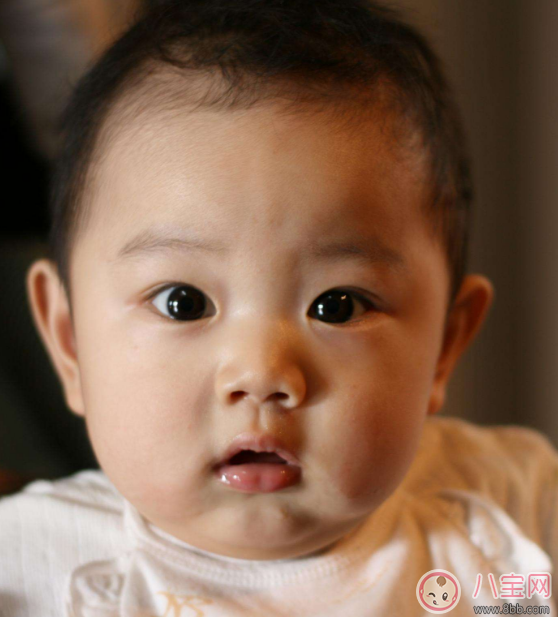 寶寶剛出生時其實(shí)是近視 如何在后期培養(yǎng)孩子視力
