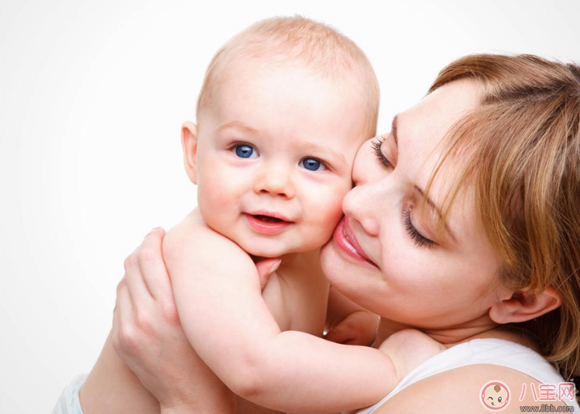 寶寶剛出生時其實(shí)是近視 如何在后期培養(yǎng)孩子視力