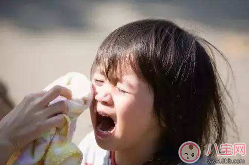 孩子在公眾場(chǎng)合大吼大叫 這個(gè)方法悄悄化解