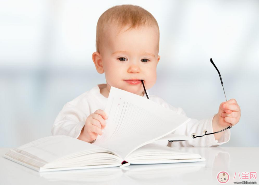 寶寶愛看書興趣濃濃 那就教他翻書吧