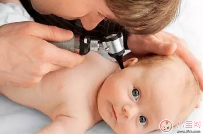 寶寶喜歡摸自己耳朵是怎么回事 四個月寶寶經(jīng)常用手抓耳什么原因