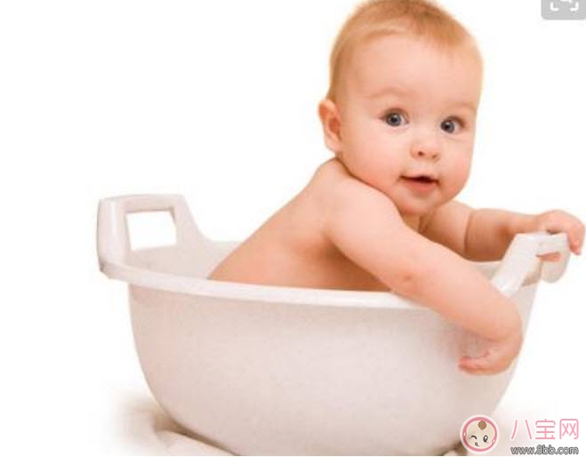 寶寶喜歡摸自己耳朵是怎么回事 四個月寶寶經(jīng)常用手抓耳什么原因