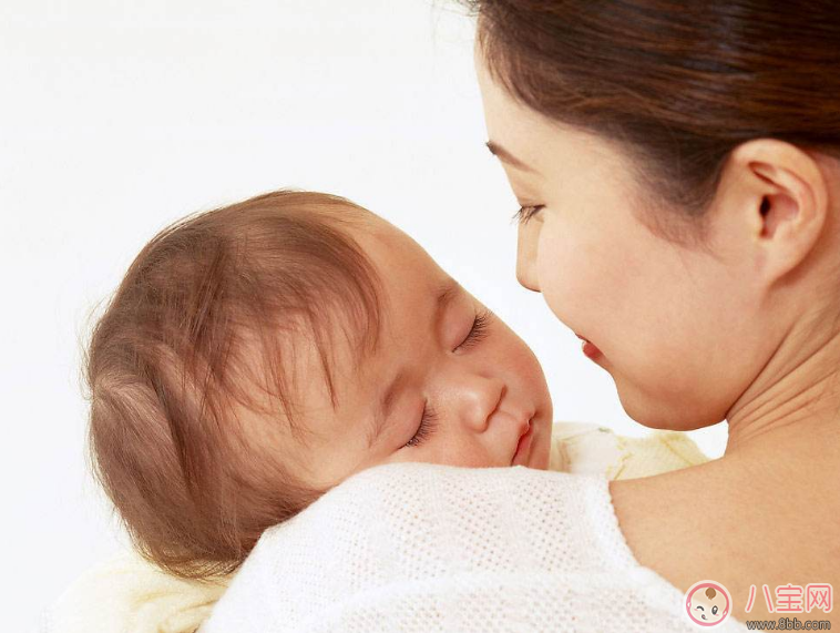 哄孩子睡覺(jué)一放下秒醒 媽媽被孩子的吵鬧吵得實(shí)在太累