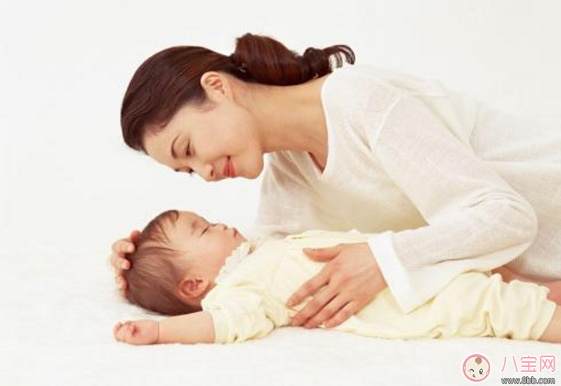 哄孩子睡覺(jué)一放下秒醒 媽媽被孩子的吵鬧吵得實(shí)在太累