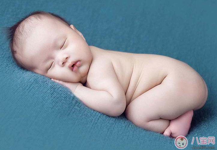 新生兒護(hù)理的四個(gè)大問(wèn)題 新手媽媽必看新生兒護(hù)理秘籍