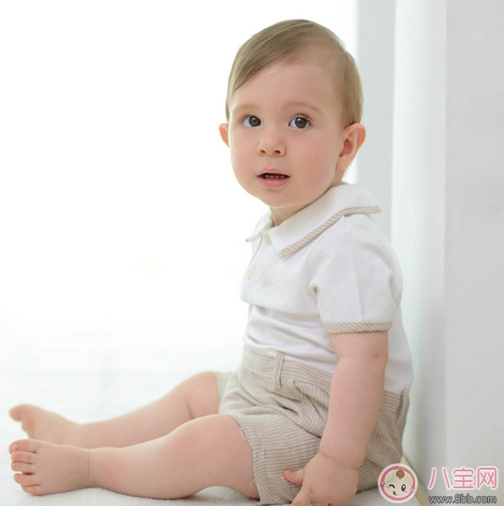 男寶寶經(jīng)常抓小雞雞 這樣引導(dǎo)會(huì)讓他忘記