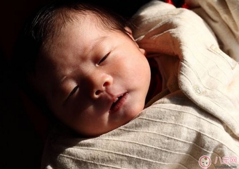 曬太陽能幫助孩子退黃疸嗎 新生兒曬太陽退注黃疸意事項。