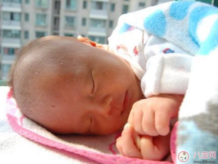 曬太陽能幫助孩子退黃疸嗎 新生兒曬太陽退注黃疸意事項。