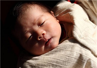 曬太陽(yáng)能幫助孩子退黃疸嗎 新生兒曬太陽(yáng)退注黃疸意事項(xiàng)。