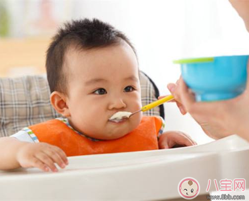 添加輔食前可以給寶寶加米粉 寶寶米粉添加技巧