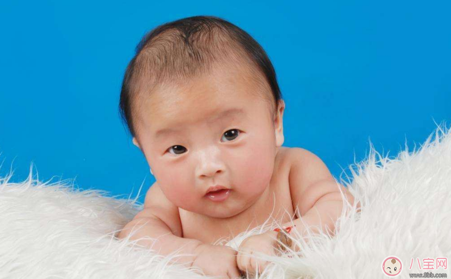 孩子多大會(huì)叫爸爸媽媽 孩子開(kāi)口說(shuō)話(huà)是什么時(shí)候