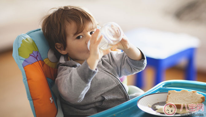 寶寶什么時(shí)候戒奶瓶比較好 寶寶戒奶瓶攻略