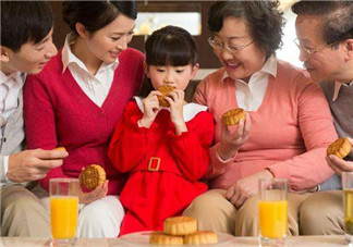 中秋節(jié)寶寶吃月餅有講究  寶寶吃月餅注意事項(xiàng)