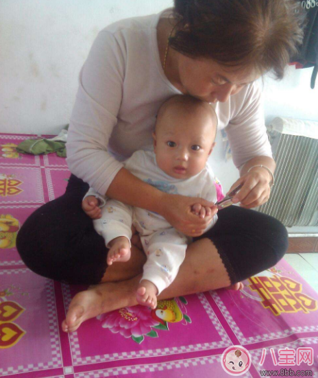 錯(cuò)誤的方法剪指甲會(huì)剪到肉 怎么給孩子剪指甲