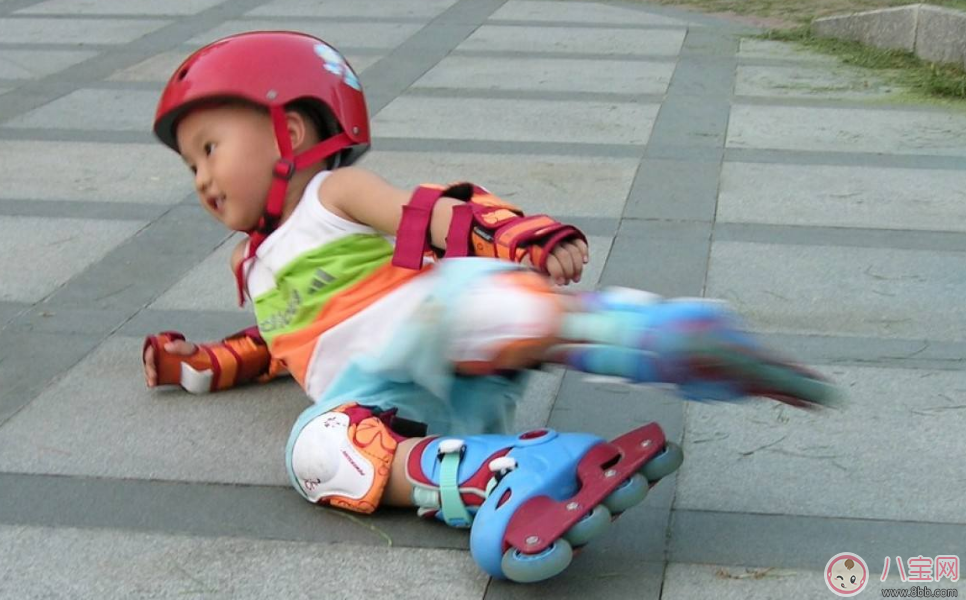 寶寶摔下來心疼的想哭 孩子摔了之后別急著進(jìn)入誤區(qū)