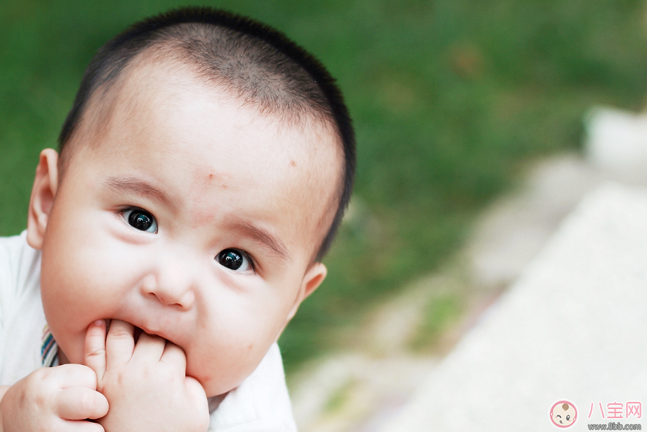 忽閃忽閃的的眼睛不停的眨 可能寶寶在向你暗示眼睛很難受