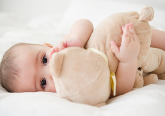 寶寶睡覺時(shí)間比較長需要叫醒他嗎 新生兒睡眠時(shí)間長叫醒好不好