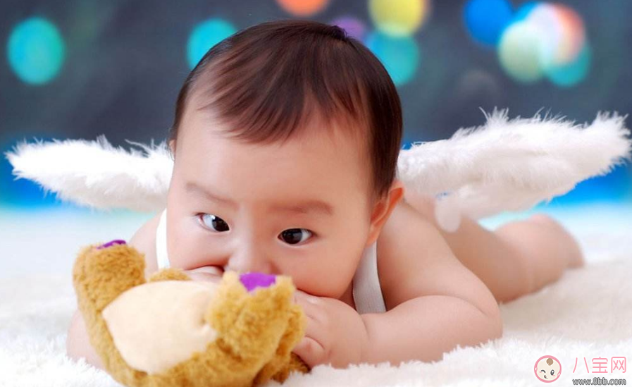 寶寶看著好像“斗雞眼” 孩子斗雞眼怎么辦