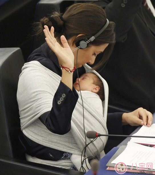 公眾場(chǎng)合哺乳爭(zhēng)議大 哺乳來塊哺乳巾吧