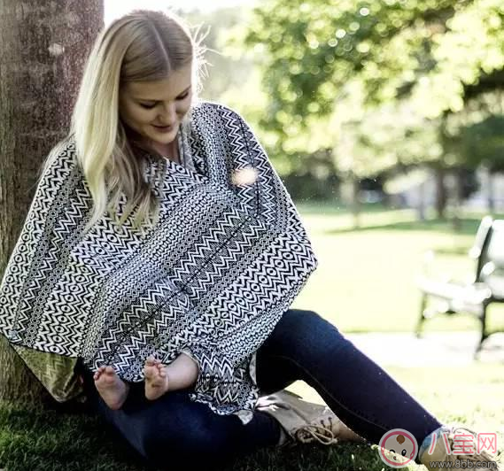 公眾場(chǎng)合哺乳爭(zhēng)議大 哺乳來塊哺乳巾吧