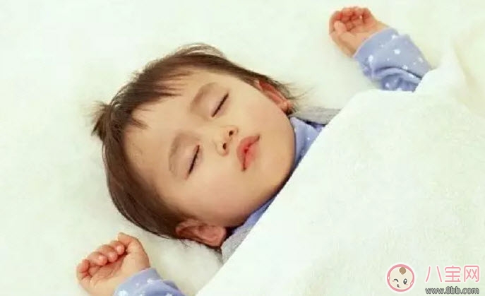 秋天給寶寶蓋被子有哪些注意事項(xiàng) 秋天給孩子穿衣蓋被注意三暖三涼 秋天給寶寶蓋被子有哪些注意事項(xiàng) 秋天給孩子穿衣蓋被注意三暖三涼