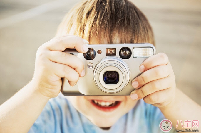 寶寶喜歡亂撕紙巾是怎么回事 寶寶亂拍桌子亂撕紙巾原來是在變聰明