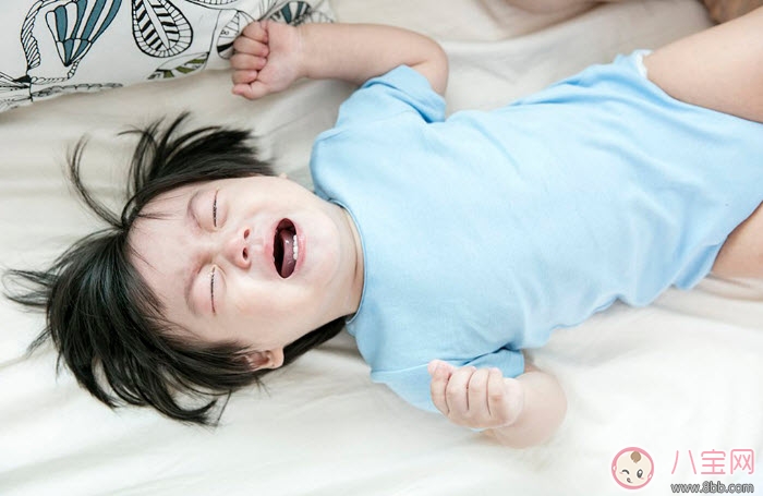 寶寶喜歡亂撕紙巾是怎么回事 寶寶亂拍桌子亂撕紙巾原來是在變聰明