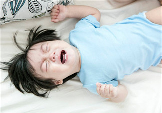 寶寶喜歡亂撕紙巾是怎么回事 寶寶亂拍桌子亂撕紙巾原來是在變聰明