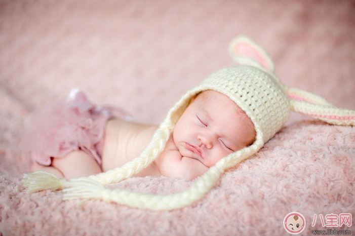 新生兒鼻尖上起了好多小白點是什么 寶寶鼻子上有小白點