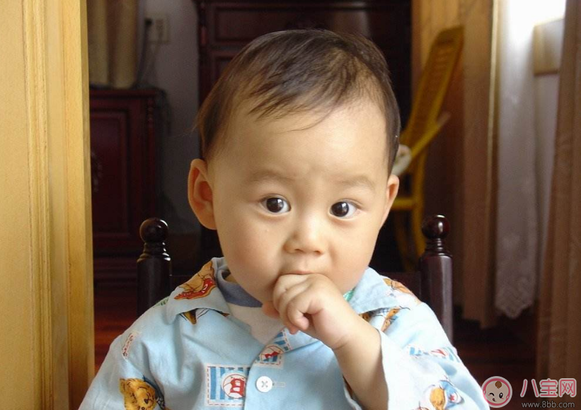 孩子喜歡吃手手 何時干預比較好