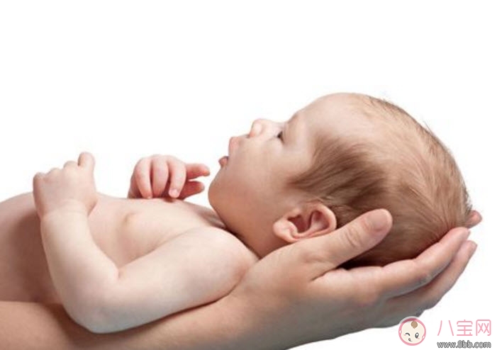 第一個抱孩子的人會影響孩子性格嗎 孩子出生第一個該誰抱 第一個抱孩子的人會影響孩子性格嗎 孩子出生第一個該誰抱