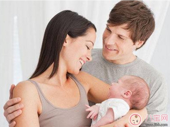 第一個抱孩子的人會影響孩子性格嗎 孩子出生第一個該誰抱 第一個抱孩子的人會影響孩子性格嗎 孩子出生第一個該誰抱