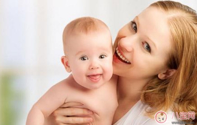 第一個抱孩子的人會影響孩子性格嗎 孩子出生第一個該誰抱 第一個抱孩子的人會影響孩子性格嗎 孩子出生第一個該誰抱