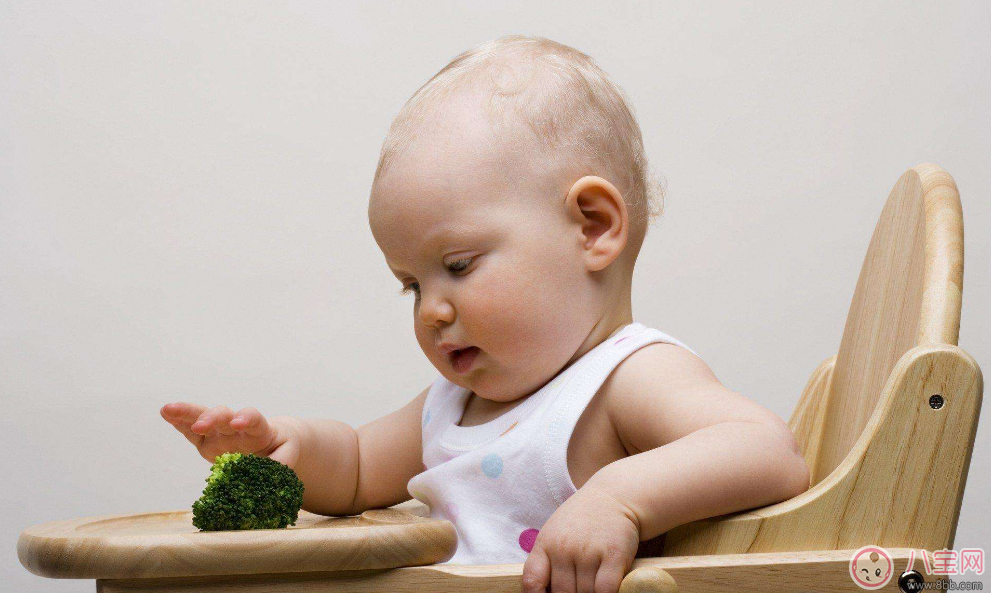 你還在給孩子喂飯嗎 其實(shí)你的喂飯行為會(huì)讓孩子變丑
