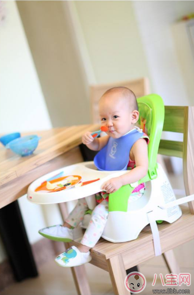 你還在給孩子喂飯嗎 其實(shí)你的喂飯行為會(huì)讓孩子變丑