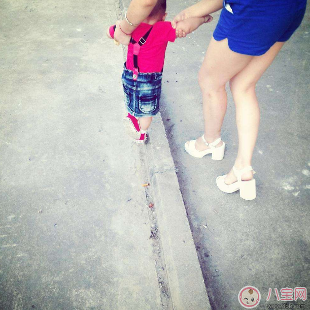 孩子過早走路危害大 什么時(shí)候教孩子走路好