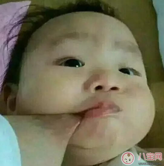 喂奶時總是被咬乳頭 這個反應(yīng)讓孩子咬得更兇 喂奶時總是被咬乳頭 這個反應(yīng)讓孩子咬得更兇