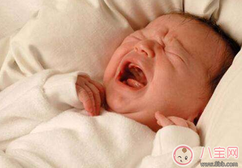 突然寶寶驚了一下 寶寶突然抽搐處理方法