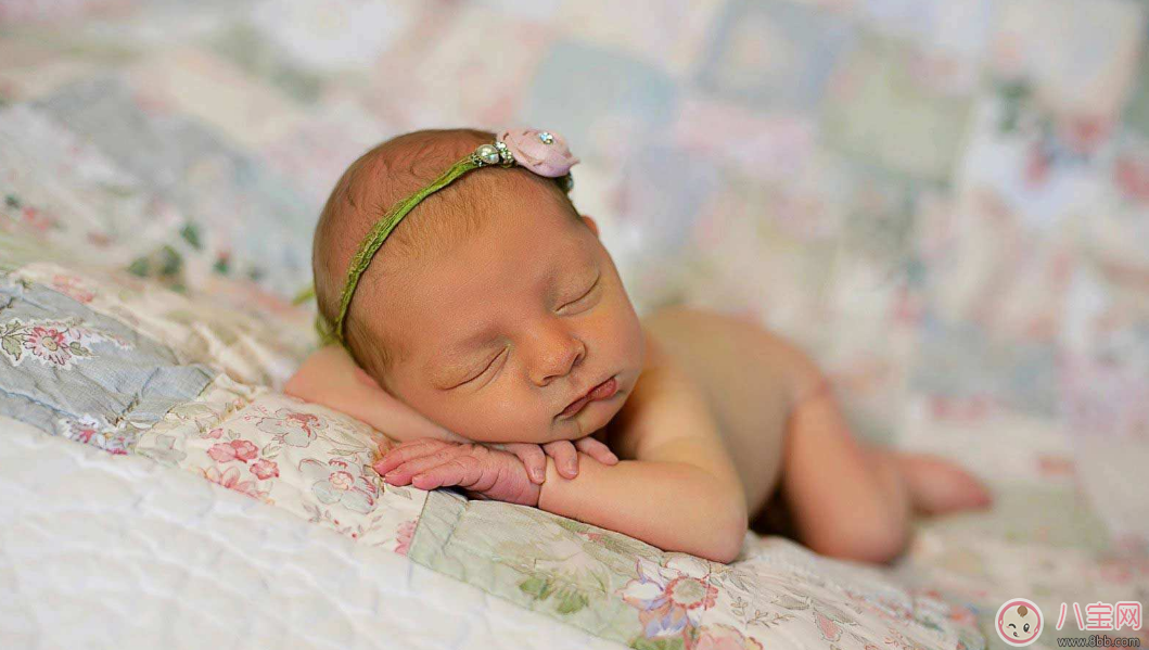 孩子不到一周歲別給他喝蜂蜜 別因?yàn)槔戏椒ň椭潞⒆咏】涤诓活? alt=